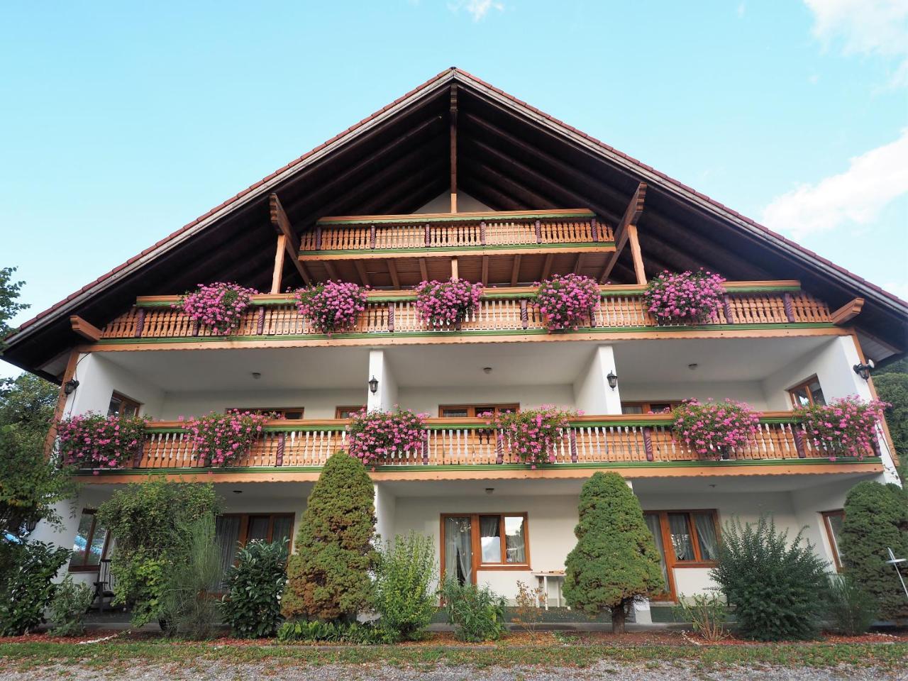 Landgasthof Zum Schwarzen Grat Isny im Allgäu Exterior foto